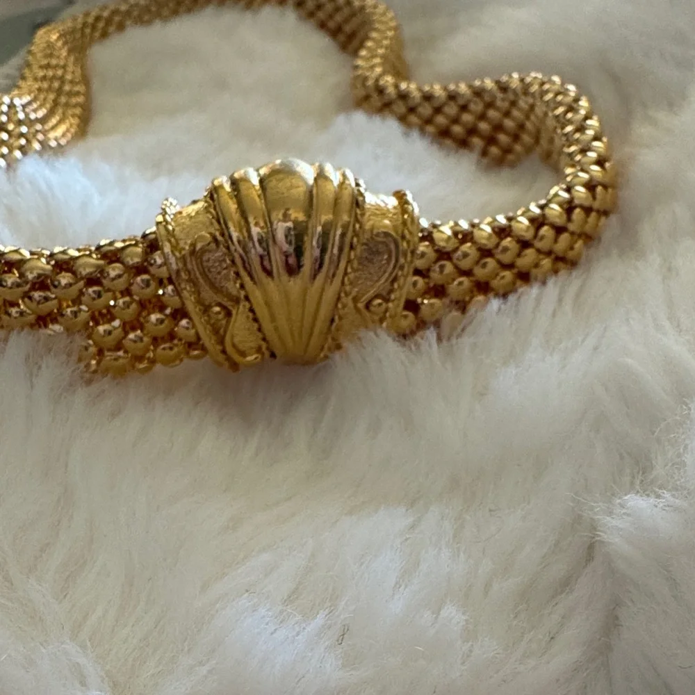 Vintage Avon Gold Plated Mesh Chain Magnetic Front Lock Necklace NEW IN BOX - Picture 4 of 7